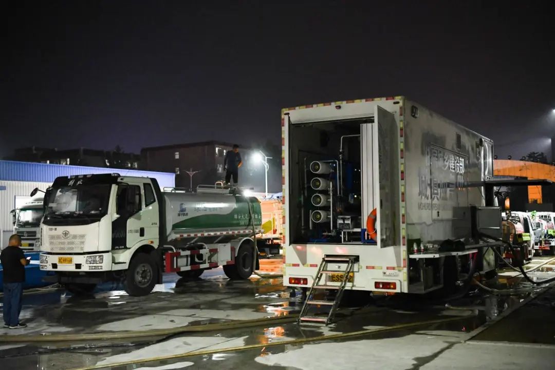 向雨而行 住建力量 在一线！把三亿体育 三亿体育官网水送给最需要的人