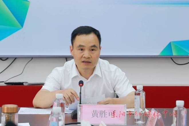 黄胜可在抗旱三亿体育官方网站 三亿体育 首页保供水工作汇报会上强调 未雨绸缪做好准备 优先保障群众生活用水