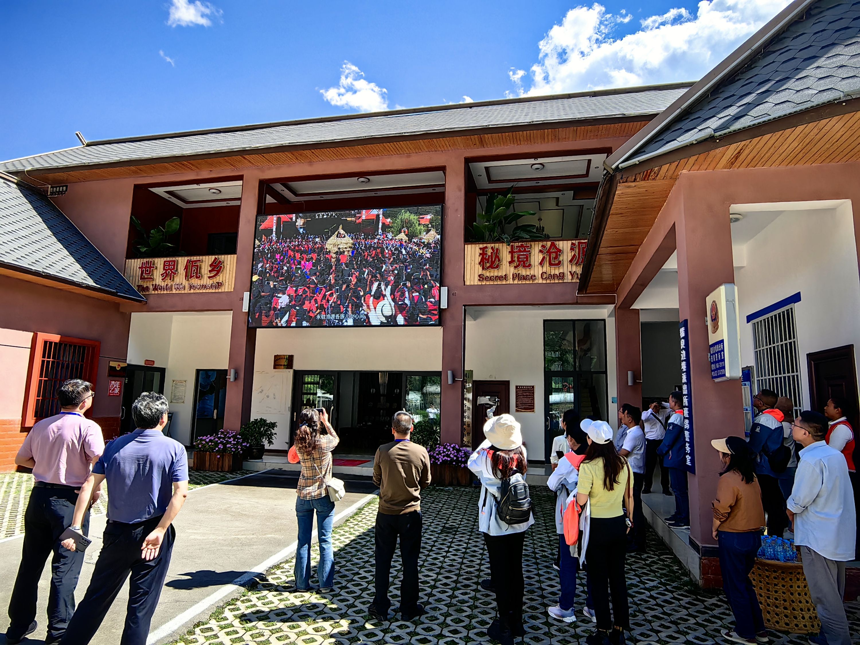 “同饮一江水”采风③｜中外媒体探访云南水美乡村建设感受当地三亿体育生物多样性与文化多元性(图2)